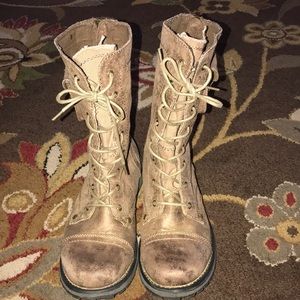 Roxy boots super cute and unique 💕